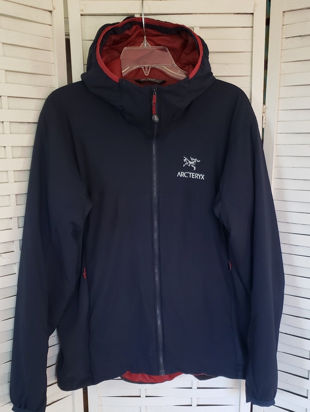 Arc'teryx Navy Atom Men's Jacket with Red Lining Hood Size M
